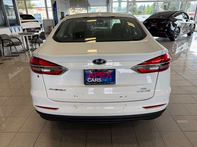 Ford Fusion Hybrid Vehicle Full-screen Gallery Image 04