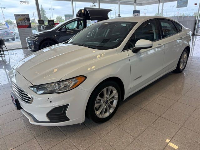 Ford Fusion Hybrid Vehicle Full-screen Gallery Image 06