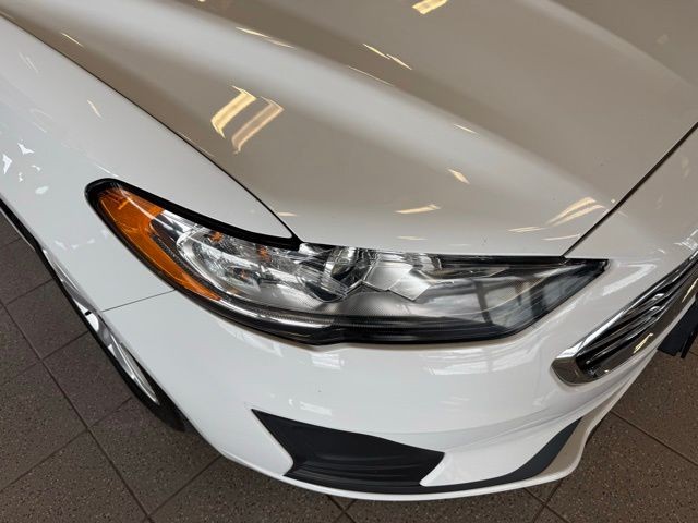 Ford Fusion Hybrid Vehicle Full-screen Gallery Image 09