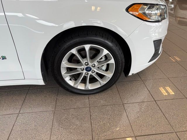 Ford Fusion Hybrid Vehicle Full-screen Gallery Image 10