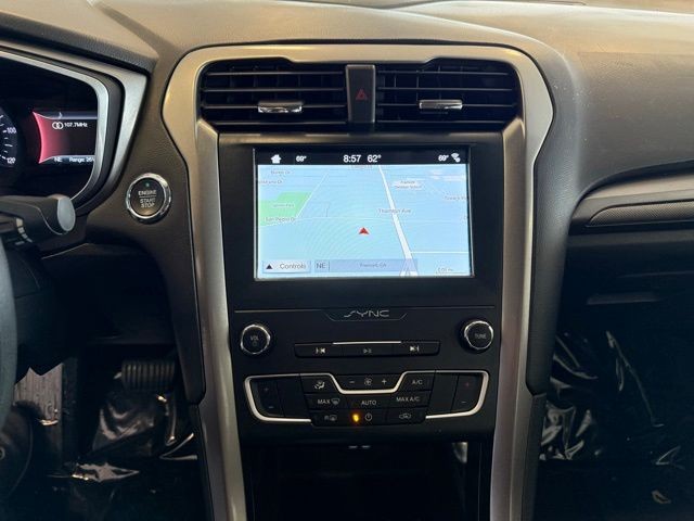 Ford Fusion Hybrid Vehicle Full-screen Gallery Image 16