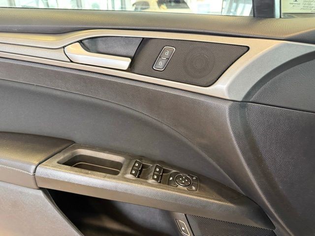 Ford Fusion Hybrid Vehicle Full-screen Gallery Image 20