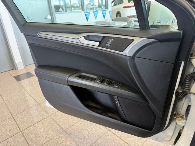 Ford Fusion Hybrid Vehicle Full-screen Gallery Image 21