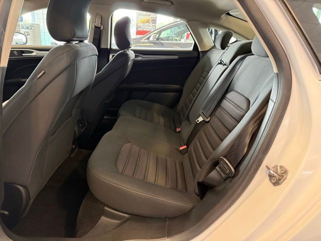Ford Fusion Hybrid Vehicle Full-screen Gallery Image 22