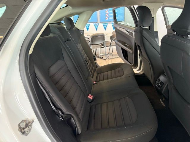 Ford Fusion Hybrid Vehicle Full-screen Gallery Image 23