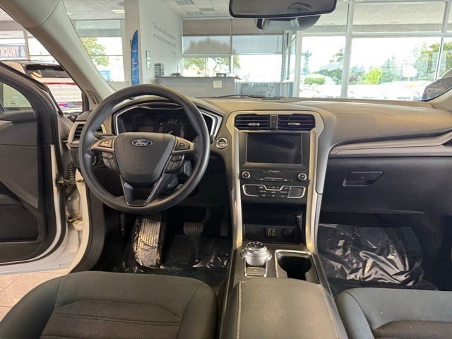 Ford Fusion Hybrid Vehicle Full-screen Gallery Image 25
