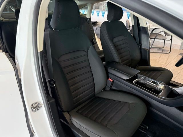 Ford Fusion Hybrid Vehicle Full-screen Gallery Image 26