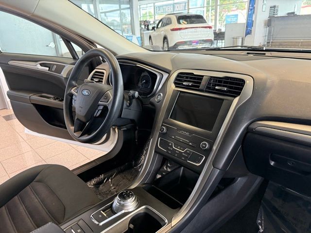 Ford Fusion Hybrid Vehicle Full-screen Gallery Image 27