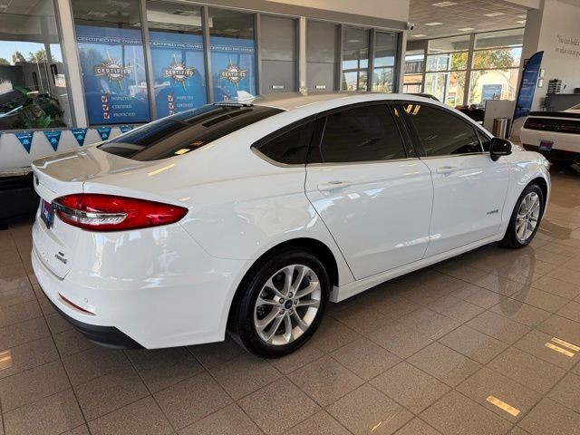 Ford Fusion Hybrid Vehicle Full-screen Gallery Image 03