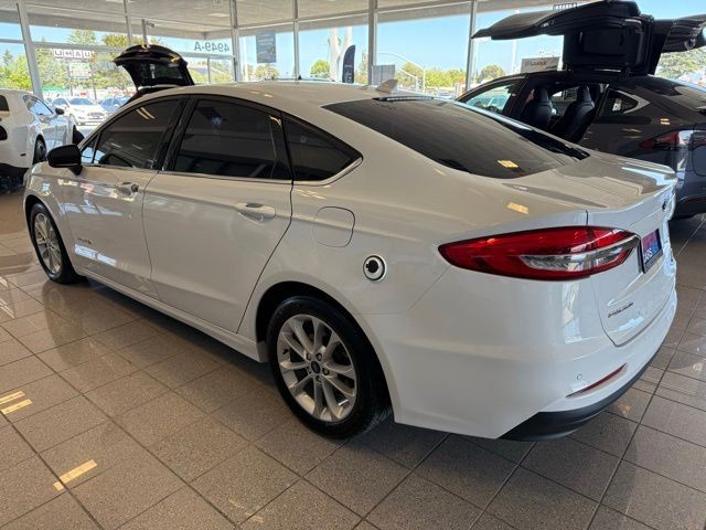 Ford Fusion Hybrid Vehicle Full-screen Gallery Image 05