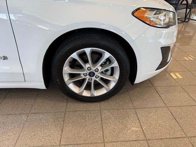Ford Fusion Hybrid Vehicle Full-screen Gallery Image 10