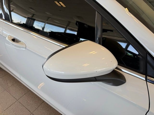 Ford Fusion Hybrid Vehicle Full-screen Gallery Image 11