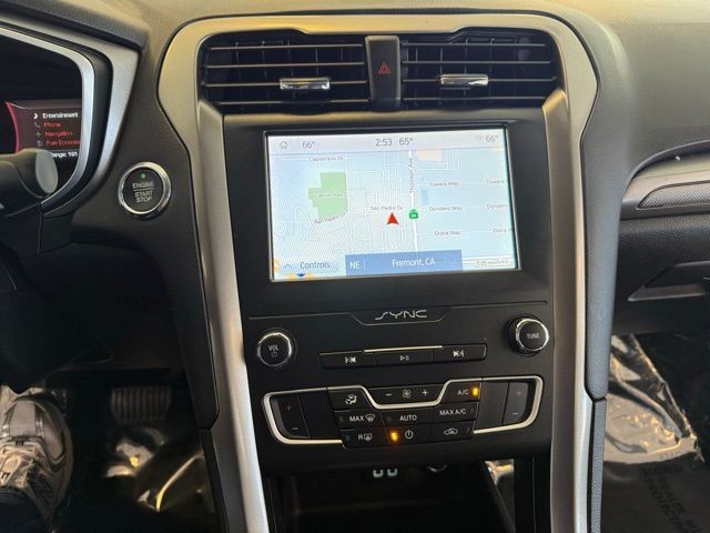 Ford Fusion Hybrid Vehicle Full-screen Gallery Image 16