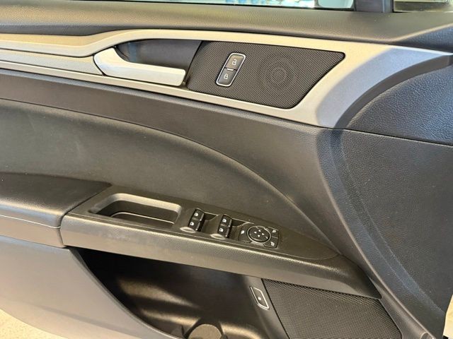 Ford Fusion Hybrid Vehicle Full-screen Gallery Image 20