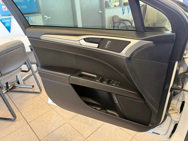 Ford Fusion Hybrid Vehicle Full-screen Gallery Image 21