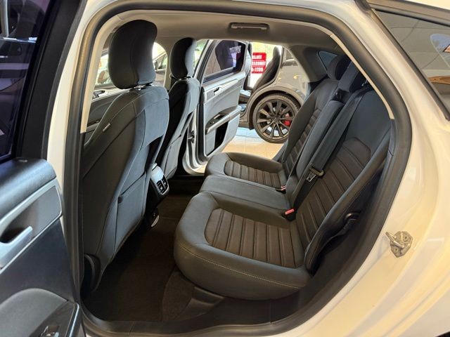 Ford Fusion Hybrid Vehicle Full-screen Gallery Image 22