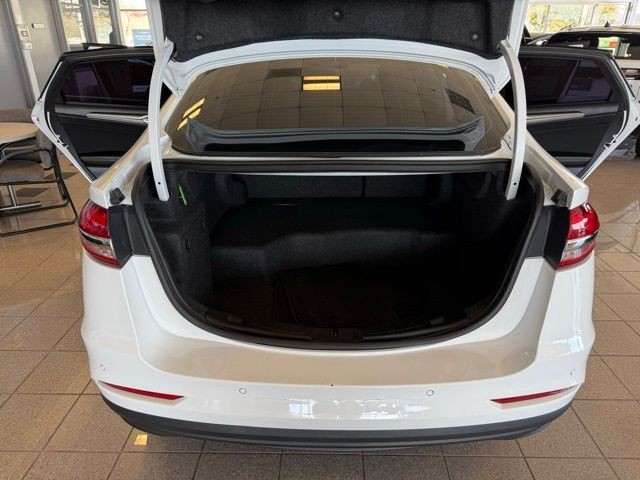 Ford Fusion Hybrid Vehicle Full-screen Gallery Image 23