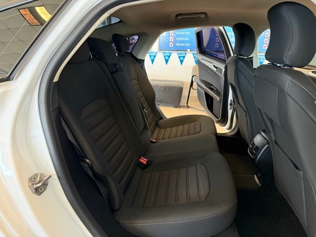 Ford Fusion Hybrid Vehicle Full-screen Gallery Image 24