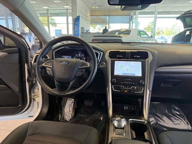 Ford Fusion Hybrid Vehicle Full-screen Gallery Image 26