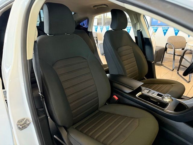 Ford Fusion Hybrid Vehicle Full-screen Gallery Image 27