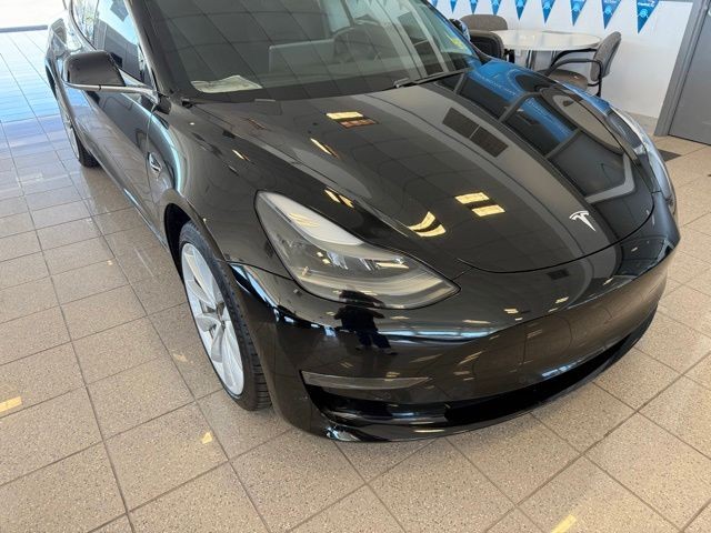 Tesla Model 3 Vehicle Full-screen Gallery Image 08
