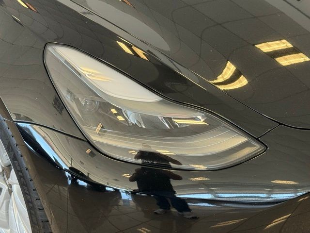 Tesla Model 3 Vehicle Full-screen Gallery Image 09