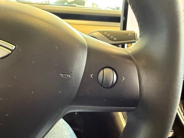 Tesla Model 3 Vehicle Full-screen Gallery Image 15