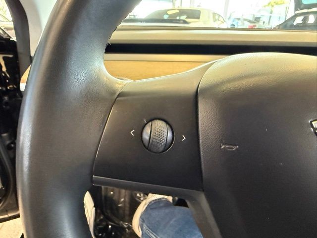 Tesla Model 3 Vehicle Full-screen Gallery Image 16