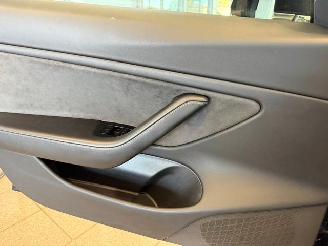 Tesla Model 3 Vehicle Full-screen Gallery Image 17
