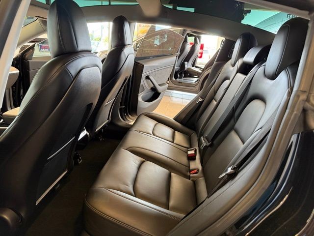 Tesla Model 3 Vehicle Full-screen Gallery Image 18