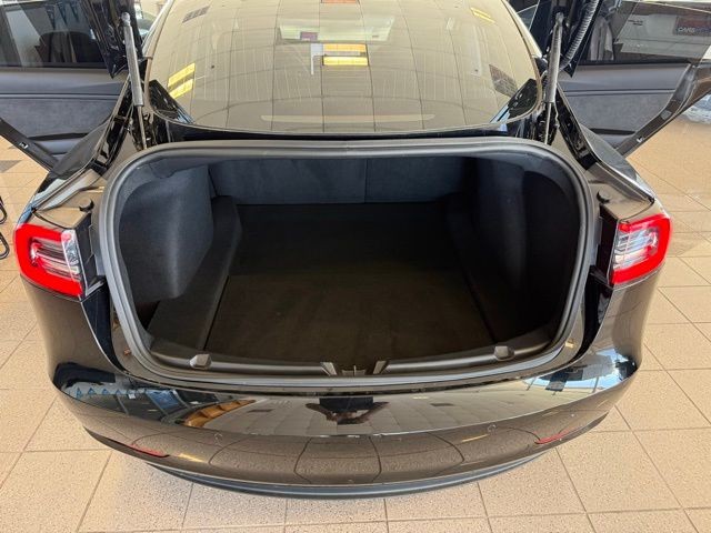 Tesla Model 3 Vehicle Full-screen Gallery Image 19