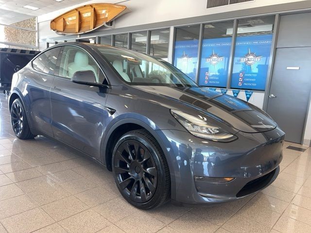 Tesla Model Y Vehicle Full-screen Gallery Image 02