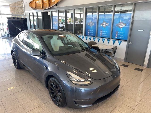 Tesla Model Y Vehicle Full-screen Gallery Image 03