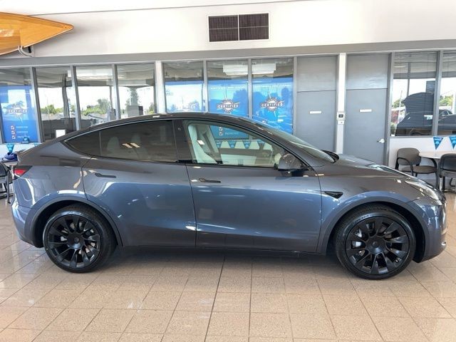 Tesla Model Y Vehicle Full-screen Gallery Image 04