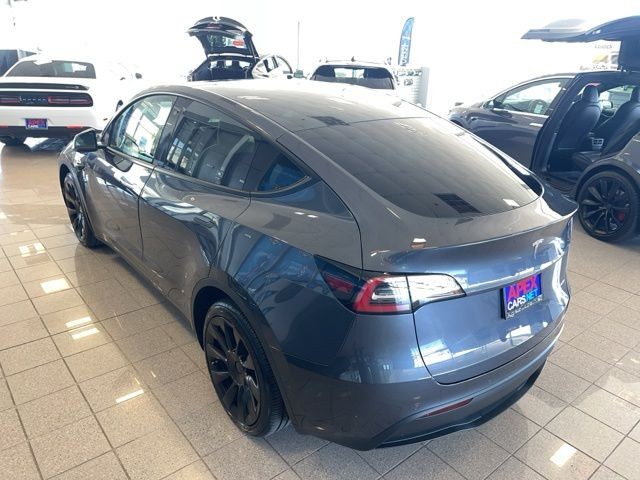 Tesla Model Y Vehicle Full-screen Gallery Image 08