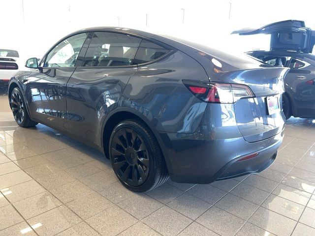 Tesla Model Y Vehicle Full-screen Gallery Image 09