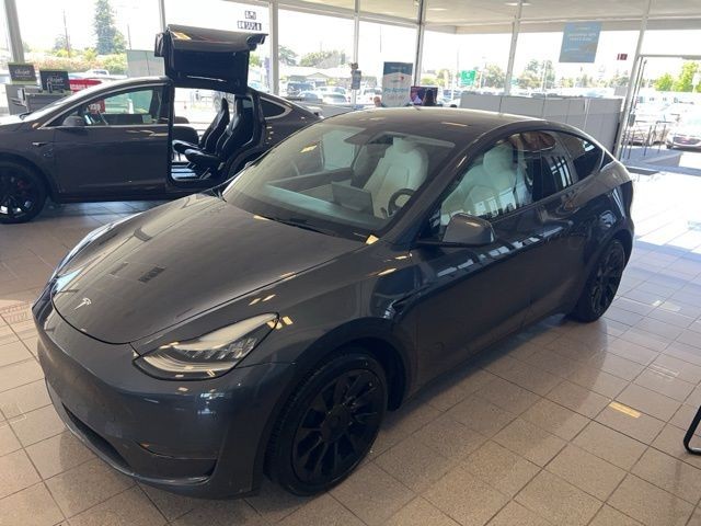 Tesla Model Y Vehicle Full-screen Gallery Image 10