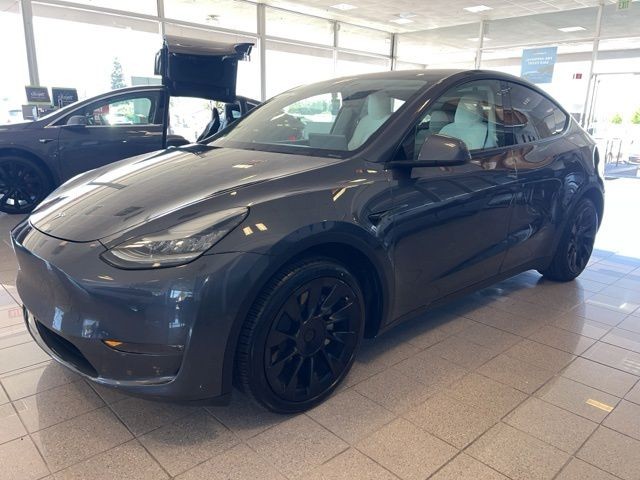 Tesla Model Y Vehicle Full-screen Gallery Image 11