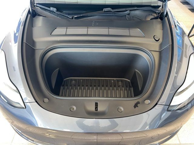 Tesla Model Y Vehicle Full-screen Gallery Image 19