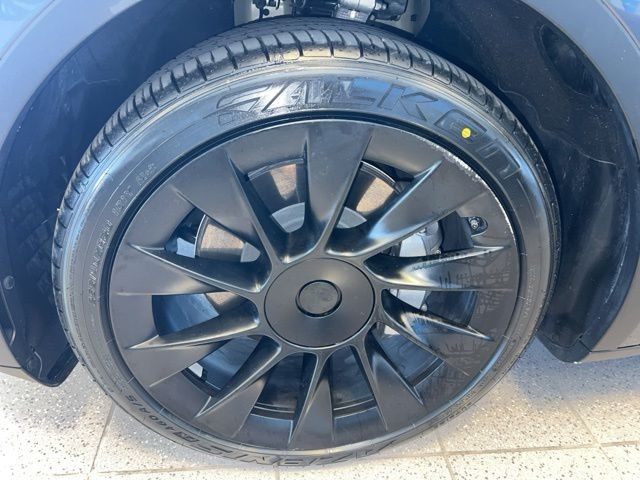 Tesla Model Y Vehicle Full-screen Gallery Image 20