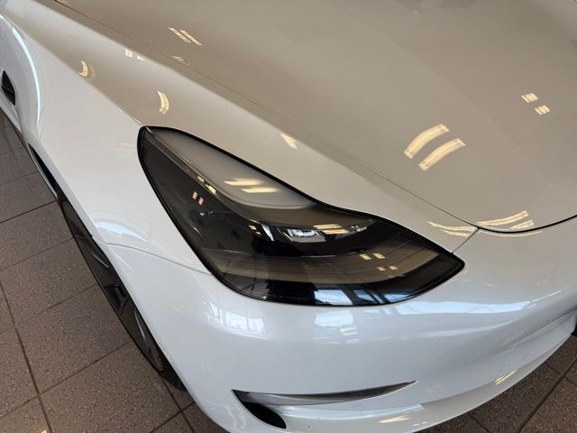 Tesla Model 3 Vehicle Full-screen Gallery Image 09