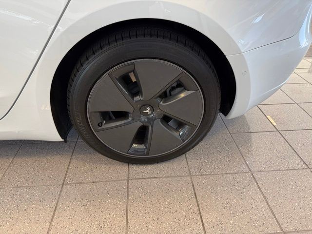 Tesla Model 3 Vehicle Full-screen Gallery Image 11