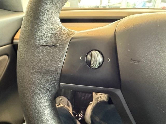 Tesla Model 3 Vehicle Full-screen Gallery Image 16