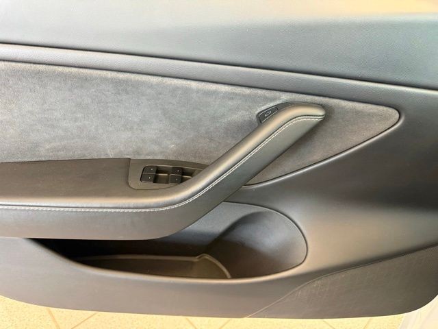 Tesla Model 3 Vehicle Full-screen Gallery Image 17