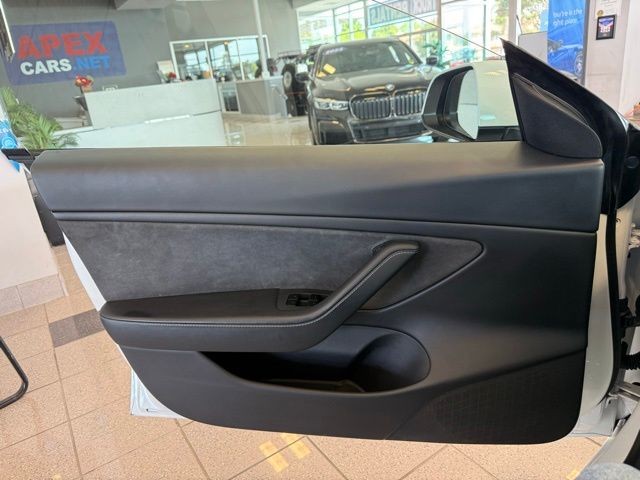 Tesla Model 3 Vehicle Full-screen Gallery Image 18