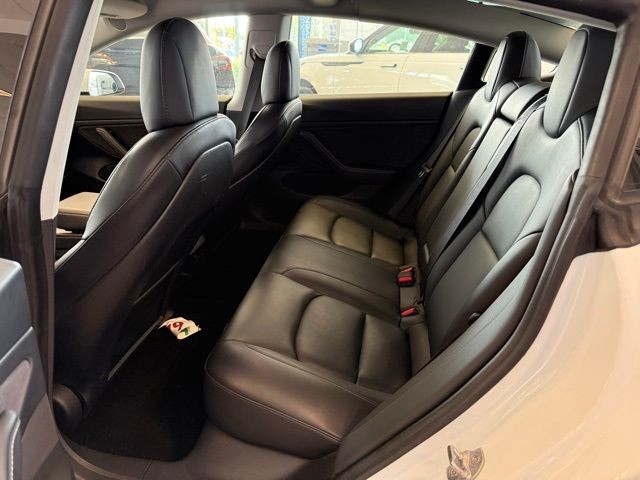 Tesla Model 3 Vehicle Full-screen Gallery Image 19