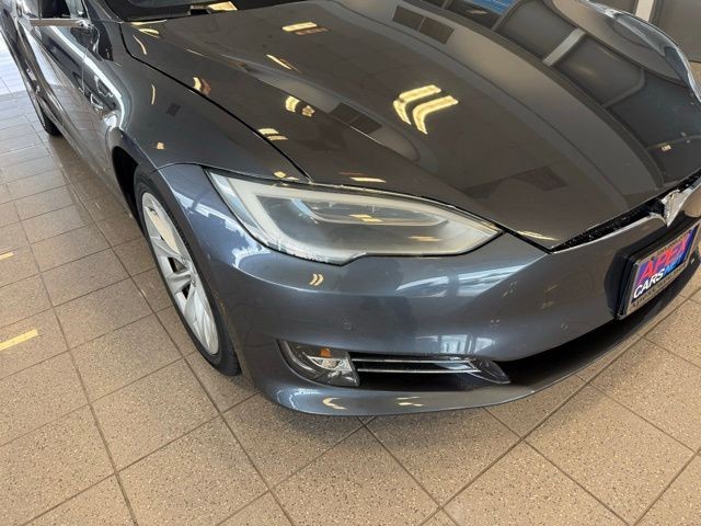 Tesla Model S Vehicle Full-screen Gallery Image 08