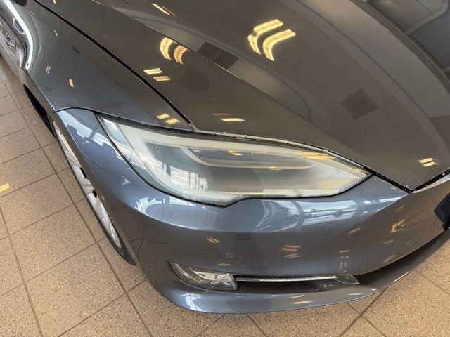 Tesla Model S Vehicle Full-screen Gallery Image 09
