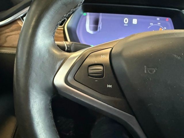 Tesla Model S Vehicle Full-screen Gallery Image 16