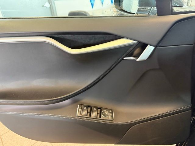 Tesla Model S Vehicle Full-screen Gallery Image 17